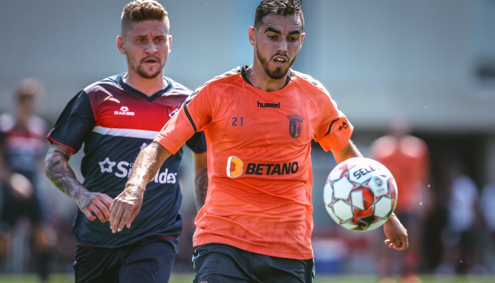 Triunfo folgado no primeiro teste 18