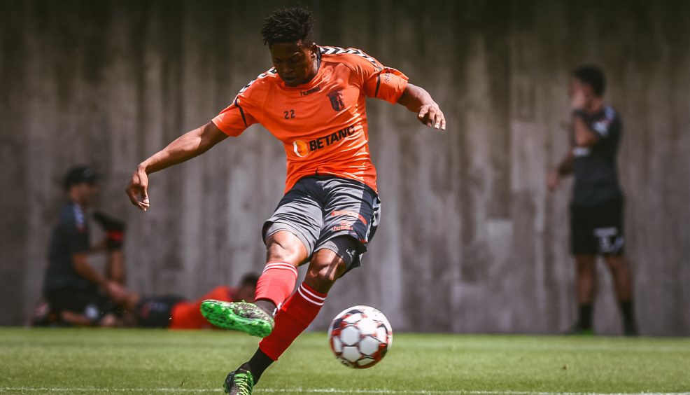 Triunfo folgado no primeiro teste 25