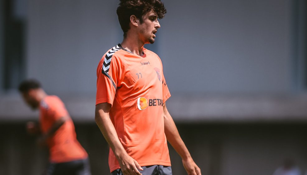 Triunfo folgado no primeiro teste 32