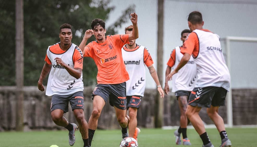 Stojiljkovic e Eduardo no plantel 9