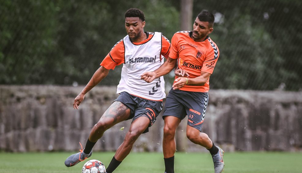 Stojiljkovic e Eduardo no plantel 10