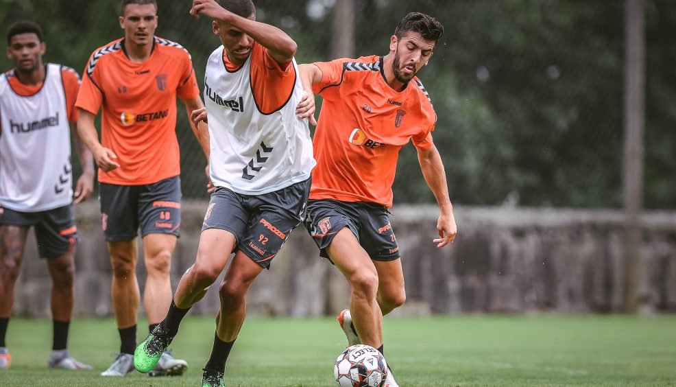 Stojiljkovic e Eduardo no plantel 13