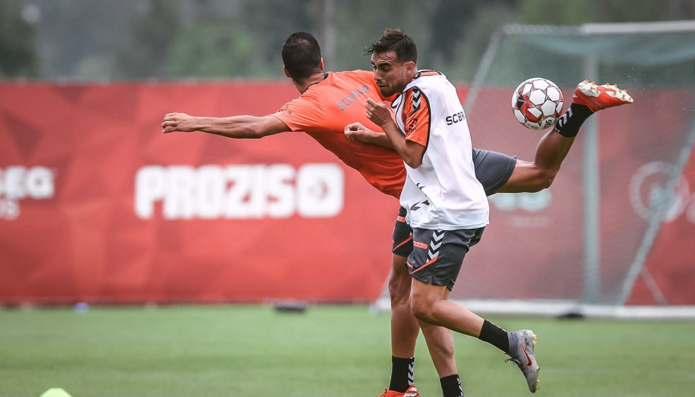 Stojiljkovic e Eduardo no plantel 14