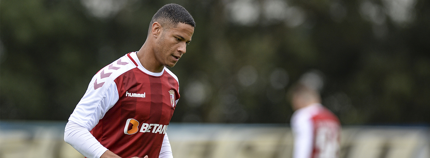 'Bês' marcam passo em casa