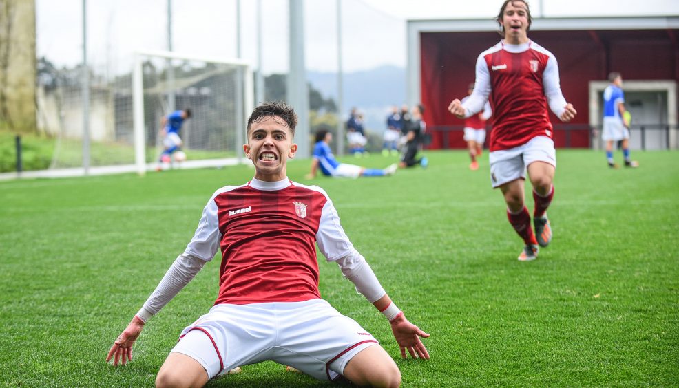 Sub-17 'metem a quarta' e ascendem ao pódio 18