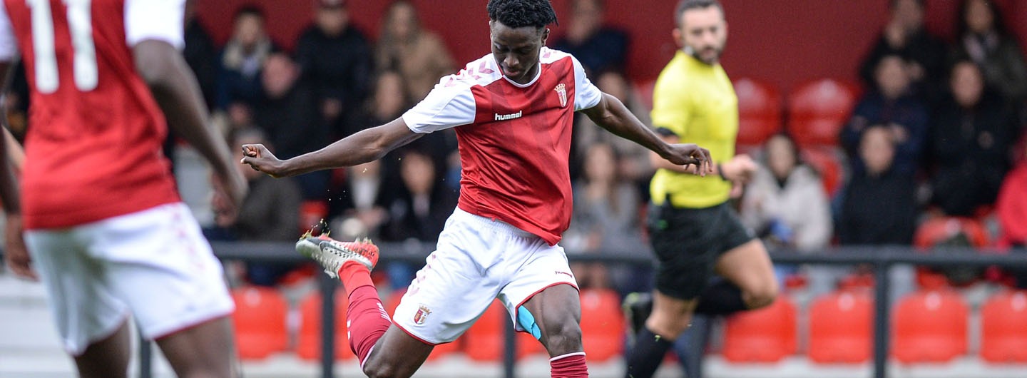 Golpe ao cair do pano impede vitória no Olival