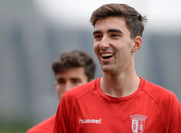 Madureira assina contrato profissional