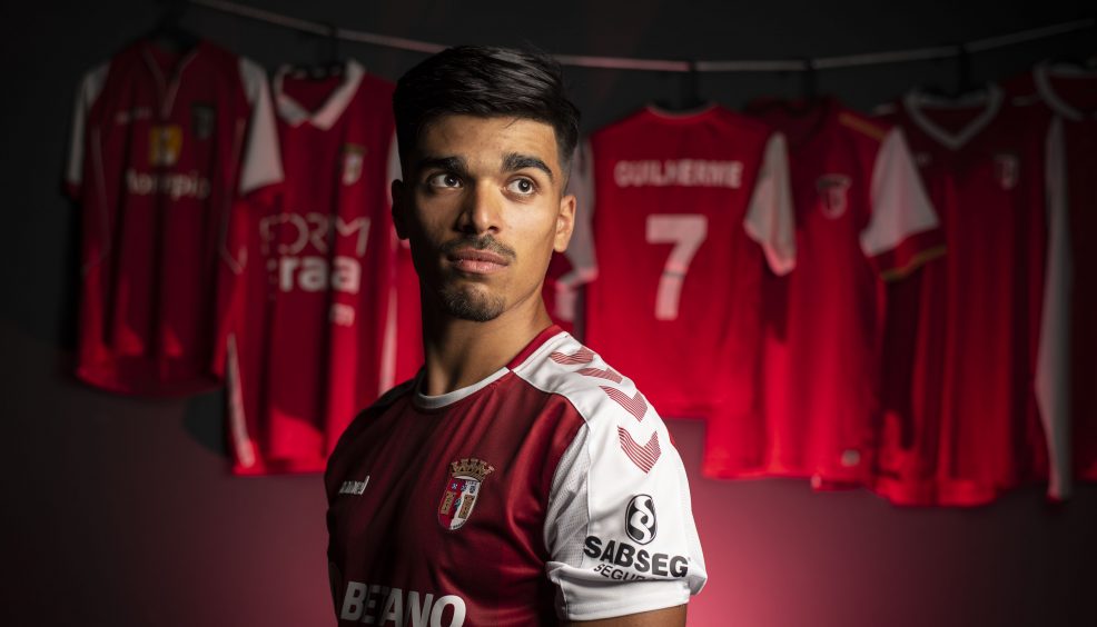 Guilherme assina contrato profissional 6