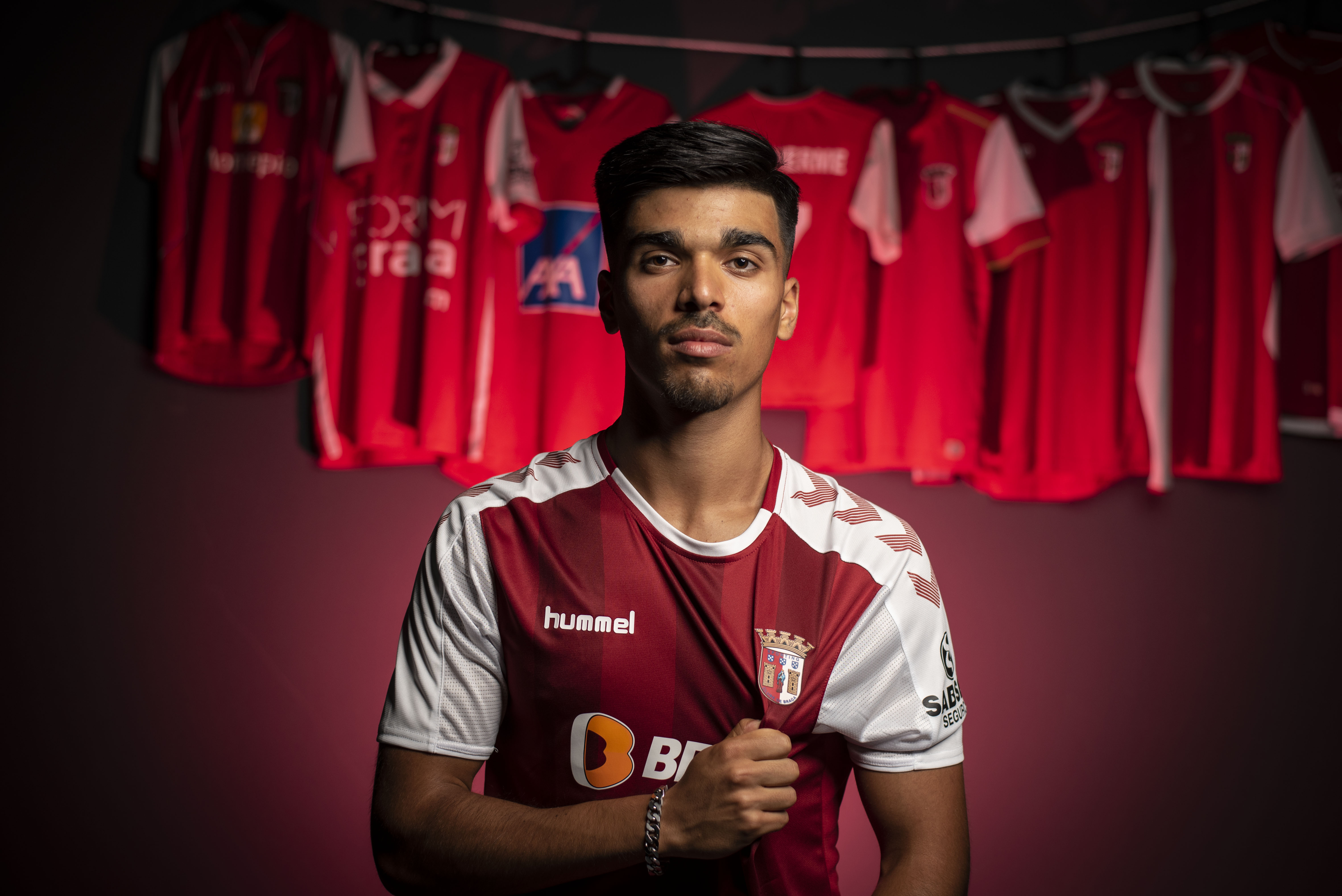 Guilherme assina contrato profissional 13