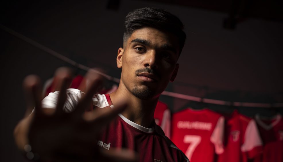 Guilherme assina contrato profissional 7