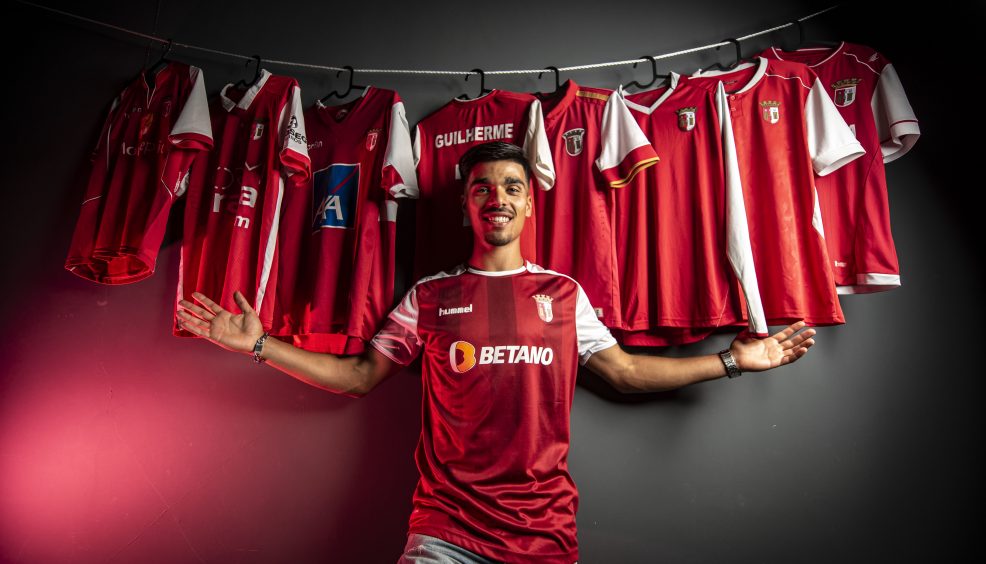 Guilherme assina contrato profissional 8