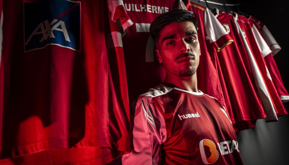 Guilherme assina contrato profissional 9