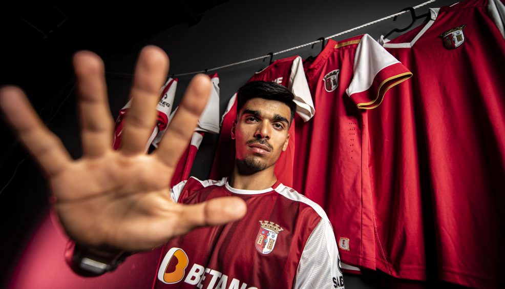 Guilherme assina contrato profissional 10