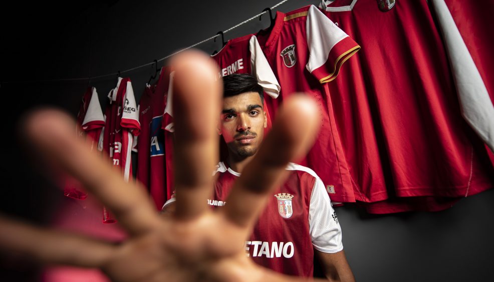 Guilherme assina contrato profissional 11