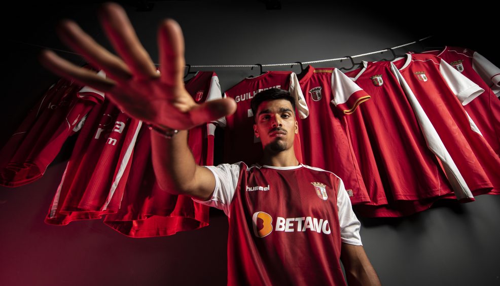 Guilherme assina contrato profissional 12