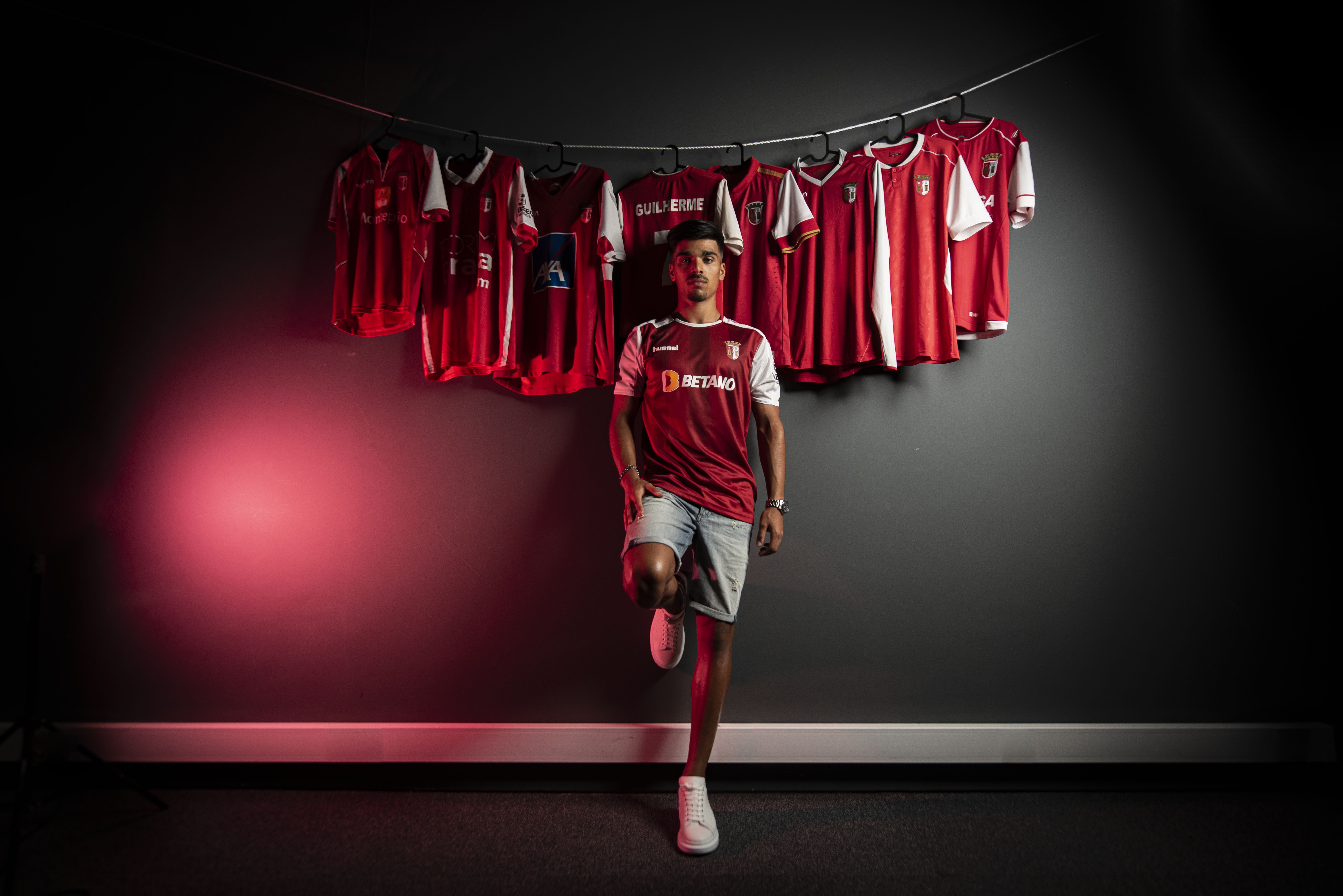 Guilherme assina contrato profissional 3