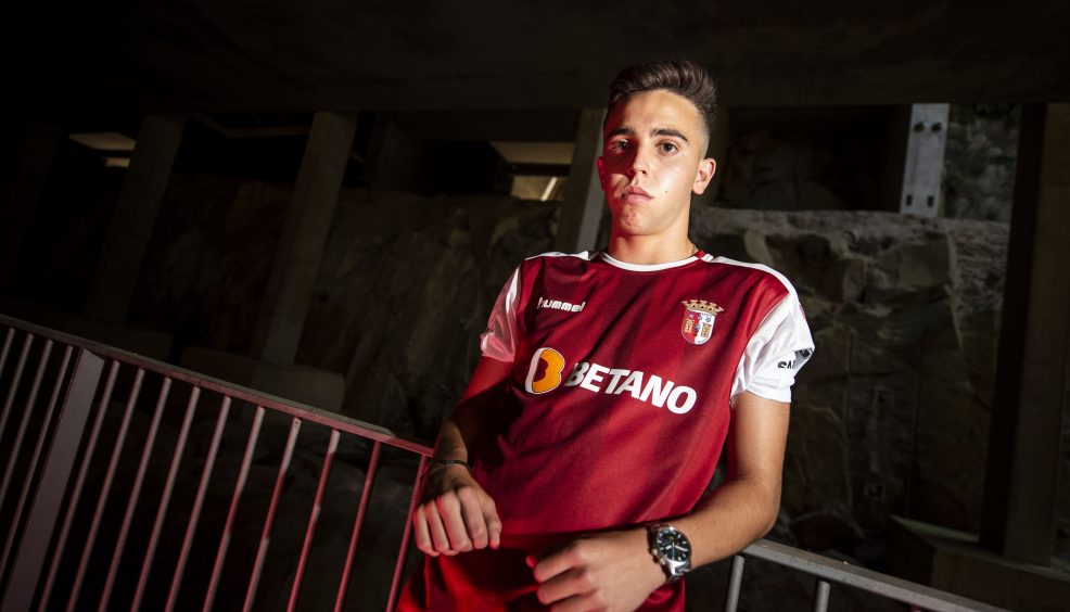 Macedo rubrica contrato profissional 7