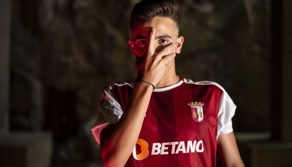 Macedo rubrica contrato profissional 8