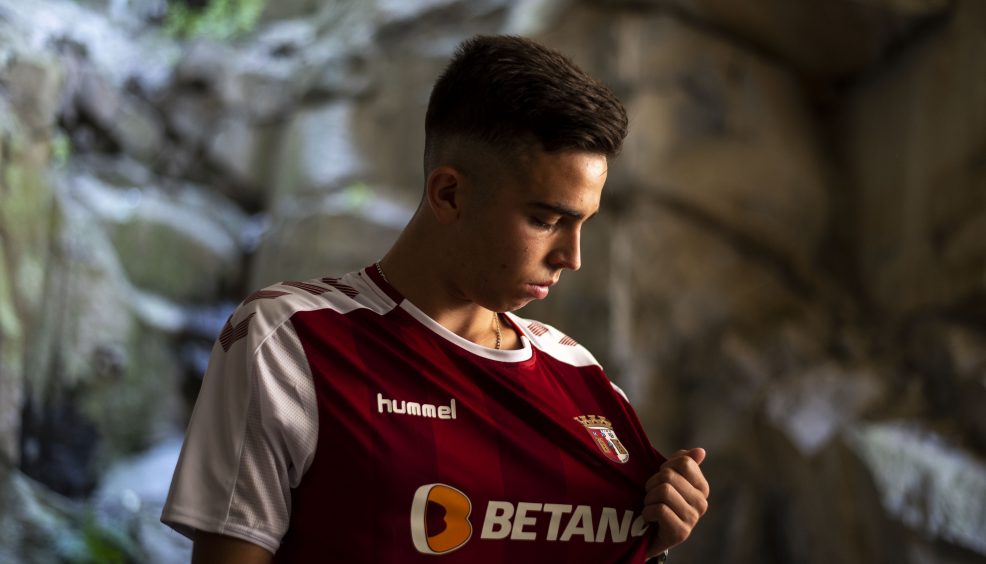 Macedo rubrica contrato profissional 9