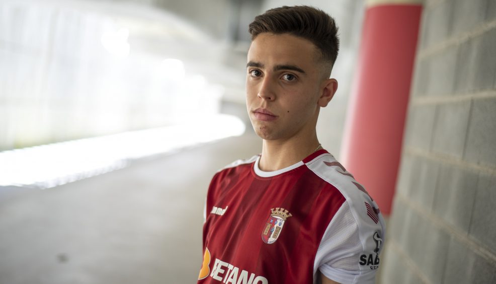 Macedo rubrica contrato profissional 10