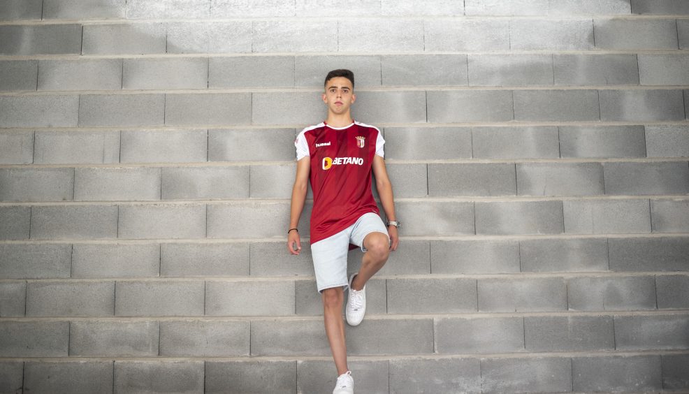 Macedo rubrica contrato profissional 11