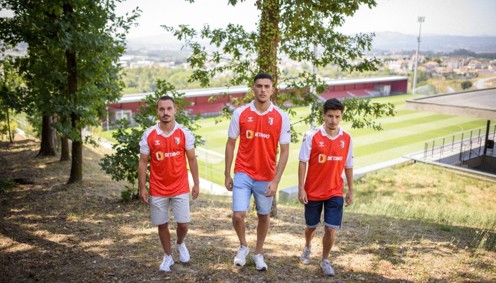 Contrato profissional para três Gverreiros 10