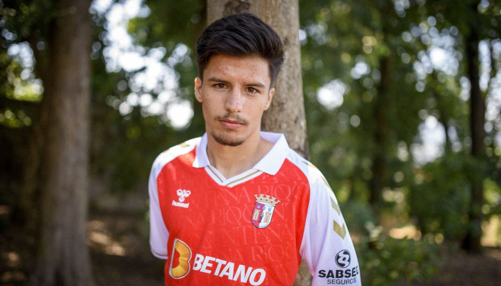 Contrato profissional para três Gverreiros 14