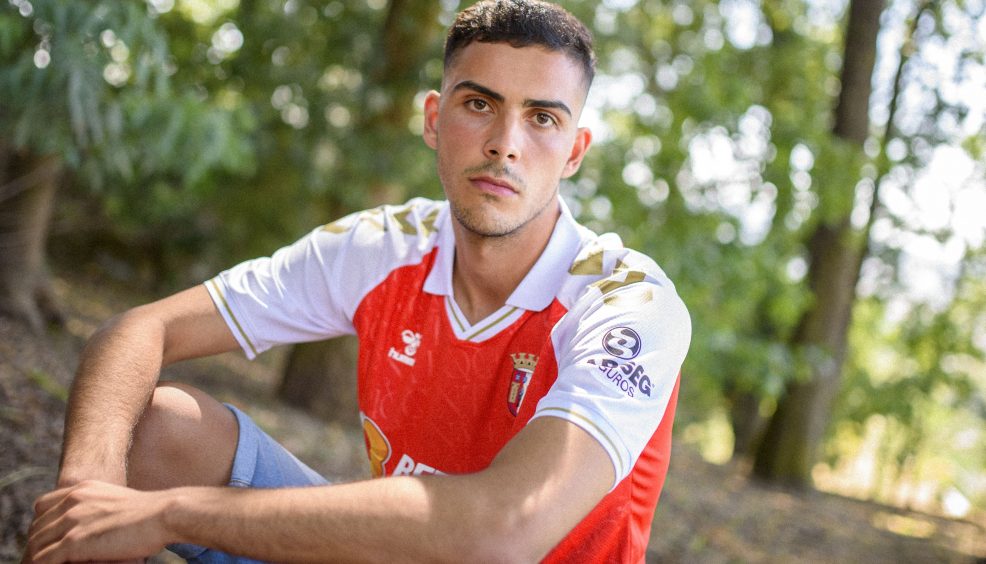 Contrato profissional para três Gverreiros 16