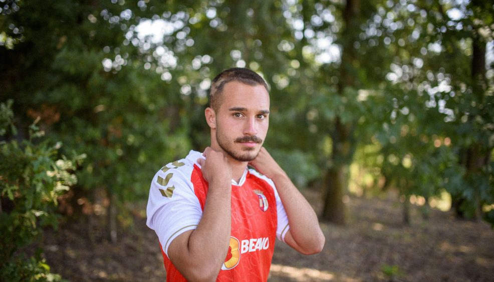 Contrato profissional para três Gverreiros 17