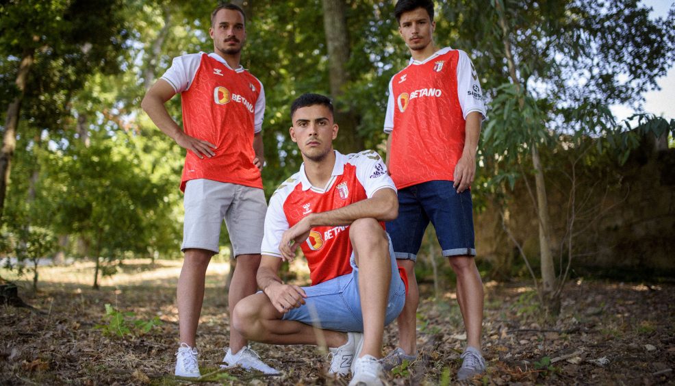 Contrato profissional para três Gverreiros 18