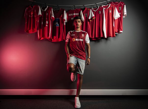 Guilherme assina contrato profissional 1