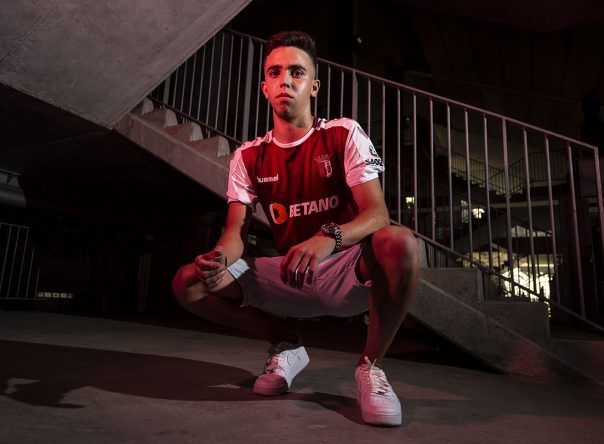 Macedo rubrica contrato profissional