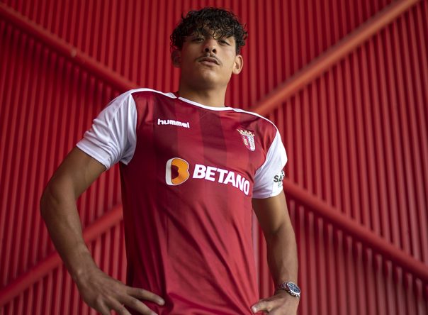 Mateus assina contrato profissional