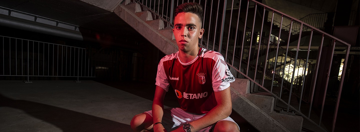 Macedo rubrica contrato profissional 1