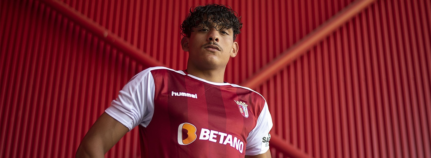 Mateus assina contrato profissional 1