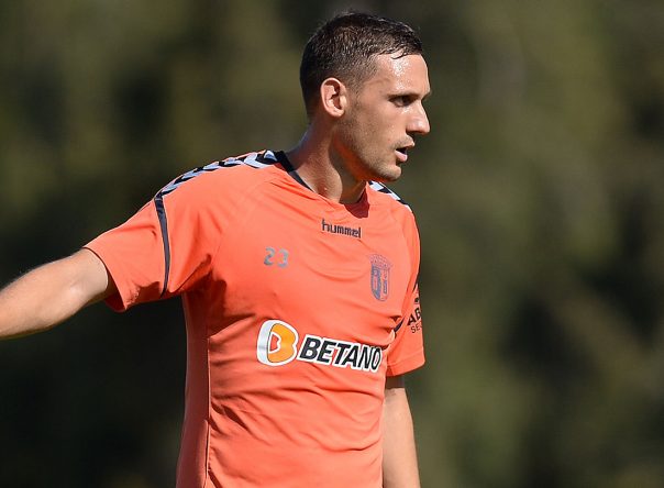 Stojiljković a título definitivo no Farense