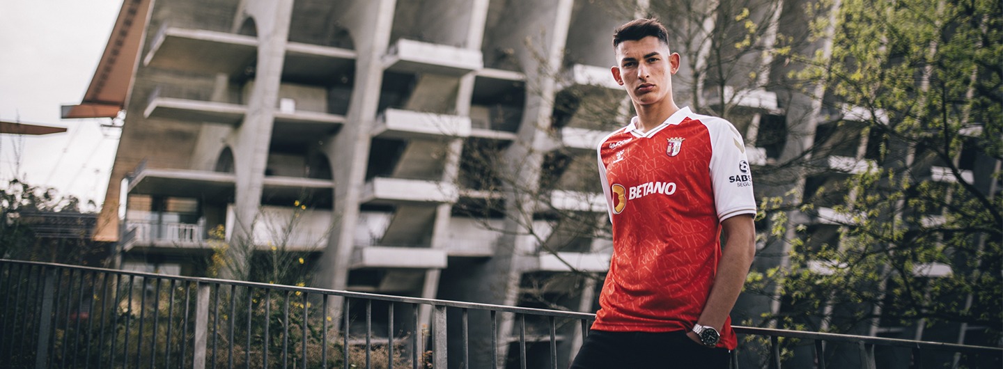 Fonseca assina contrato profissional