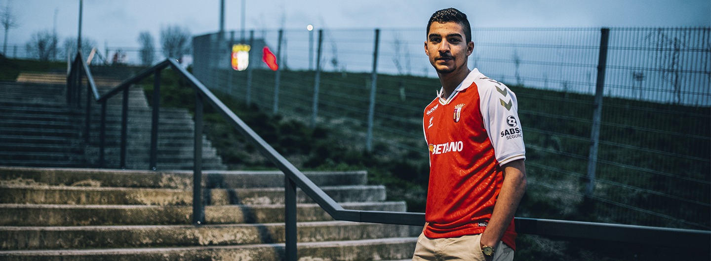 Tomás assina contrato profissional 2