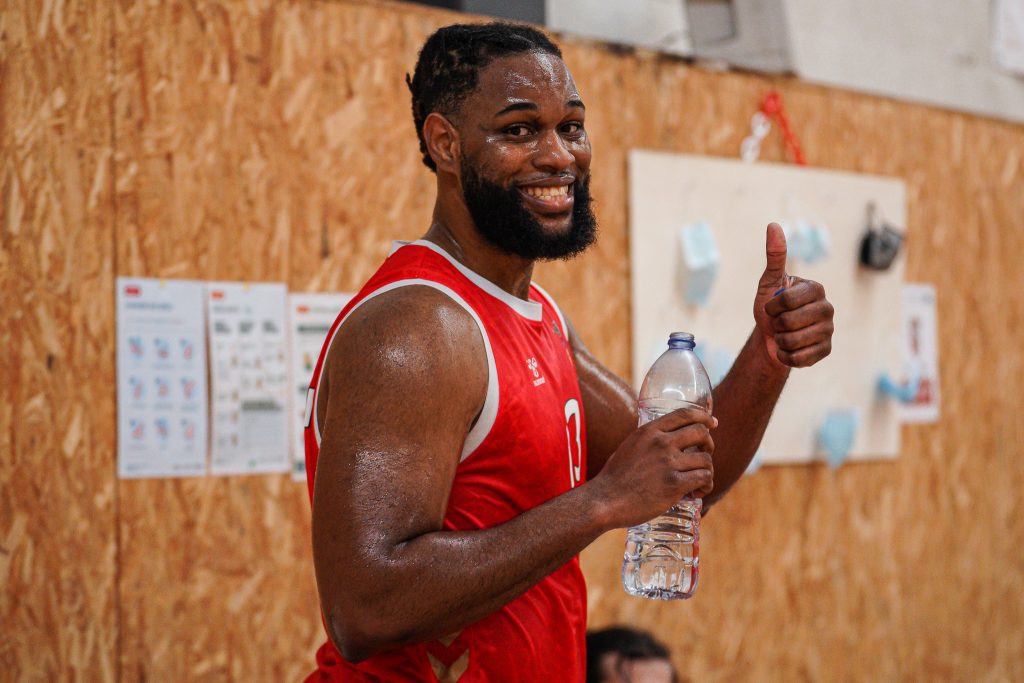 Calvin Chandler é reforço da equipa masculina de basquetebol