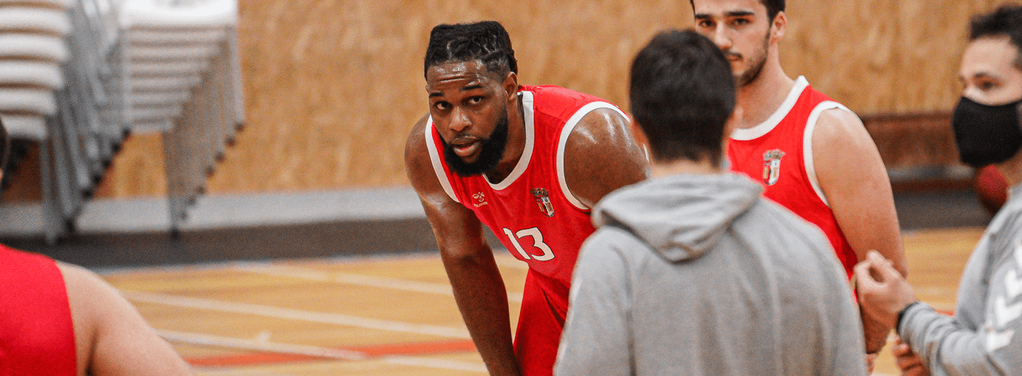 Calvin Chandler é reforço da equipa masculina de basquetebol 4