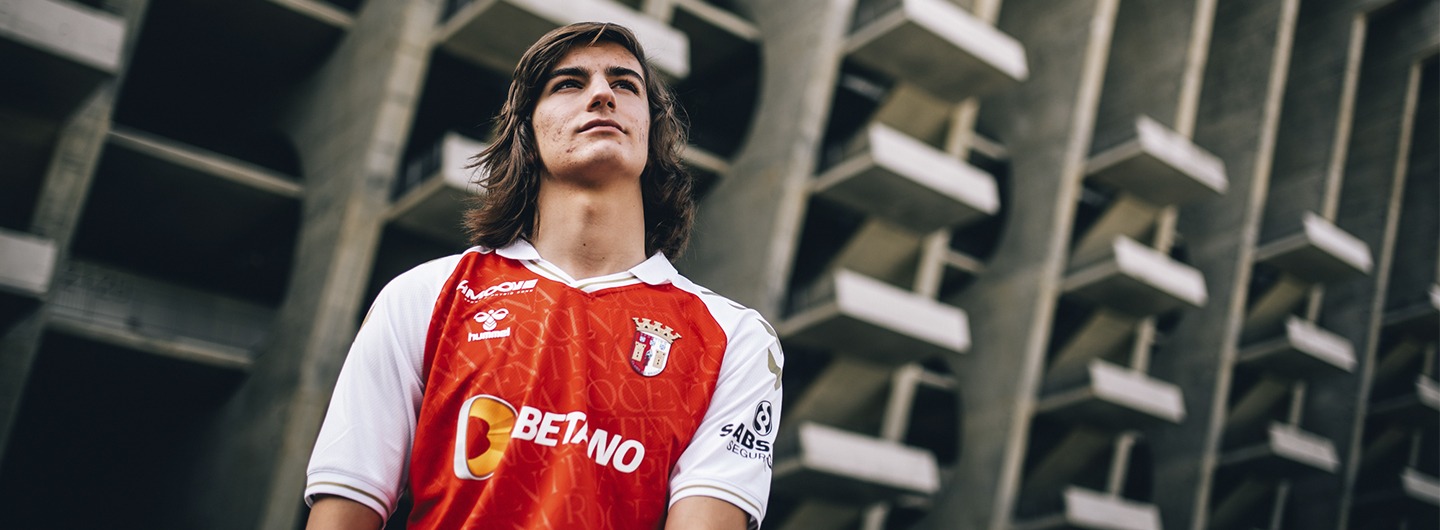 Vasconcelos assina contrato profissional 2