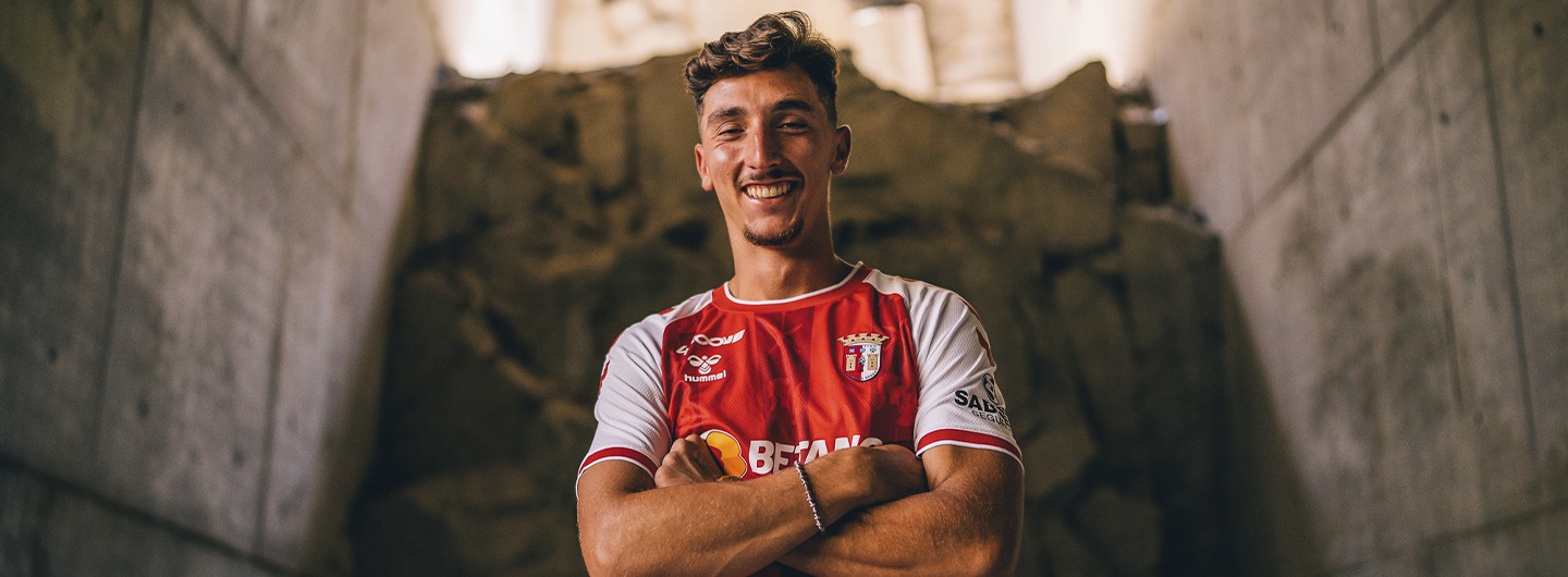 Rodrigo Borges renvoa até 2023 3