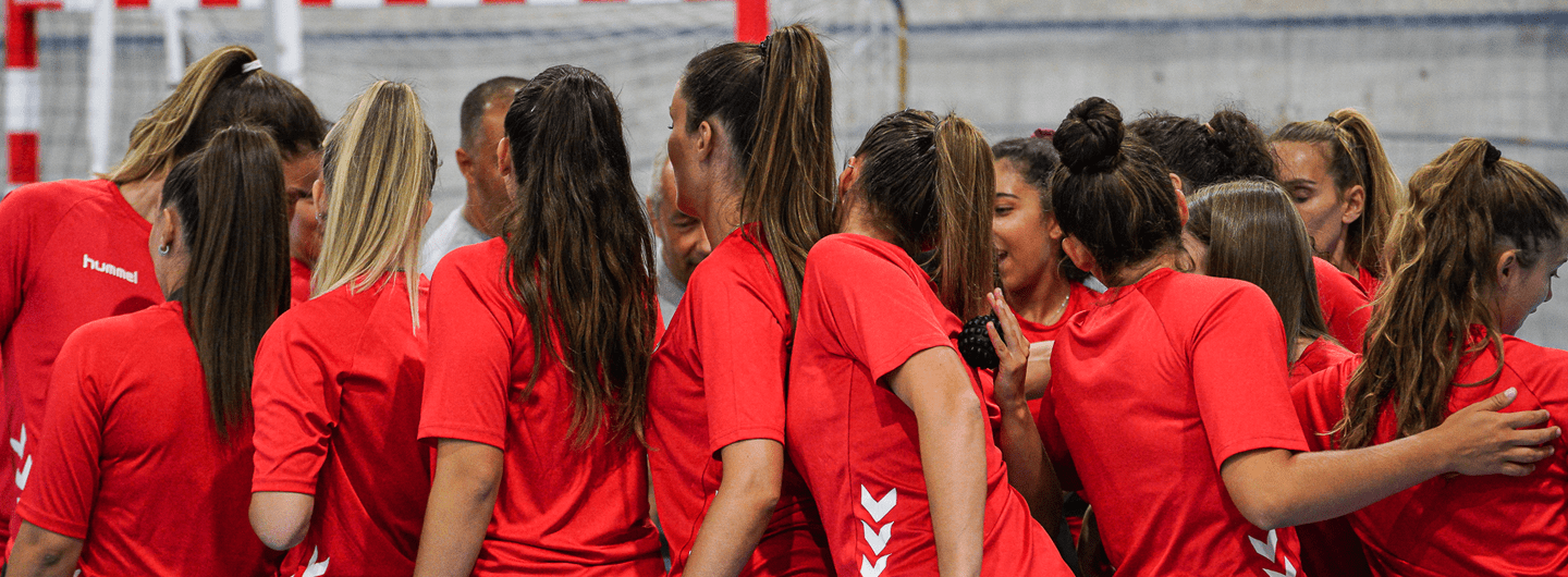 Equipa de voleibol feminino focada na missão 4
