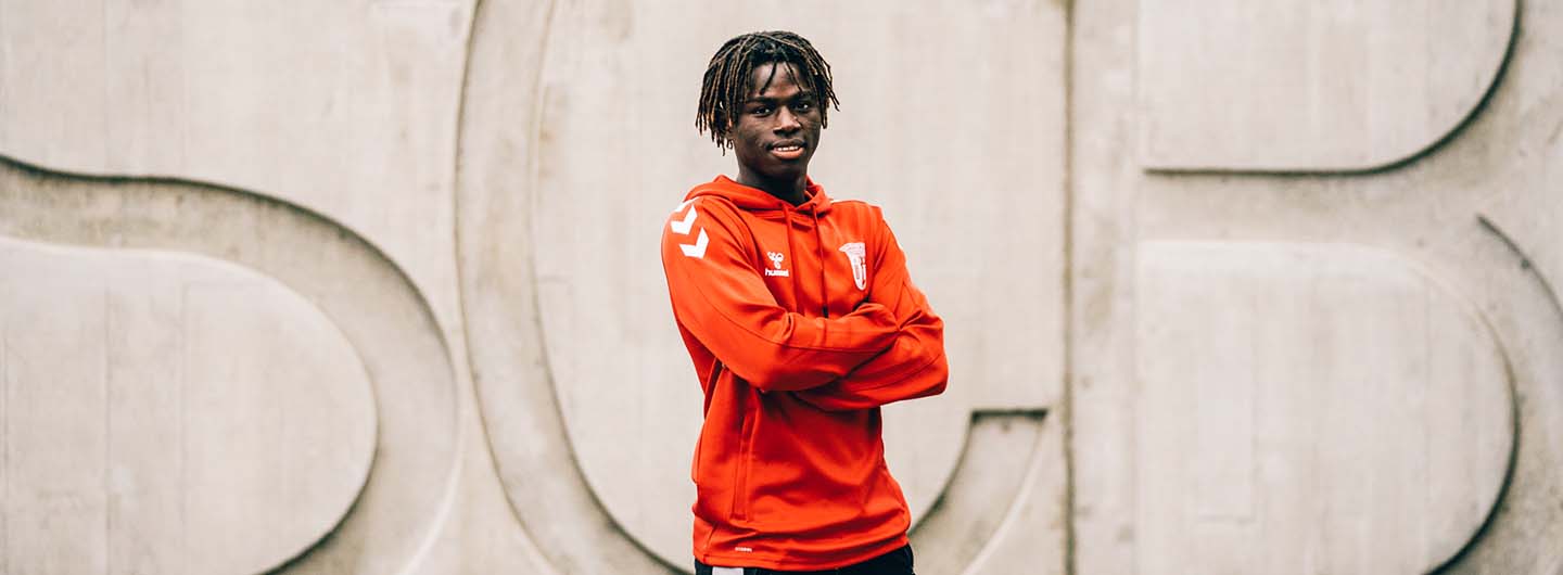 Roger assina contrato profissional 1