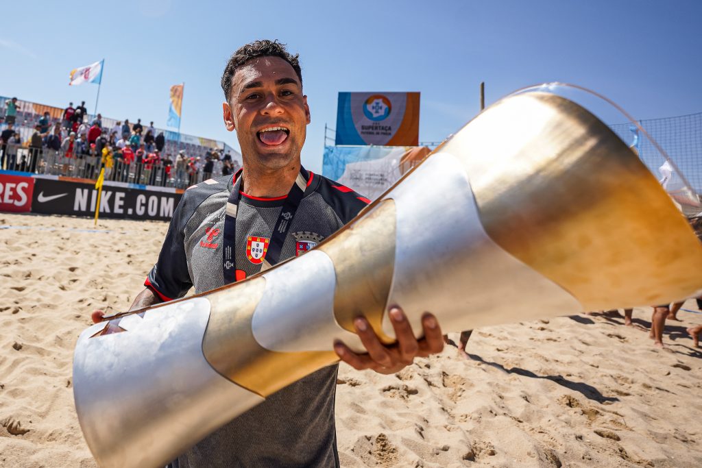 Melhor Jogador de futebol de praia do Mundo está novamente nomeado para o  prémio em 2021 – Região de Leiria