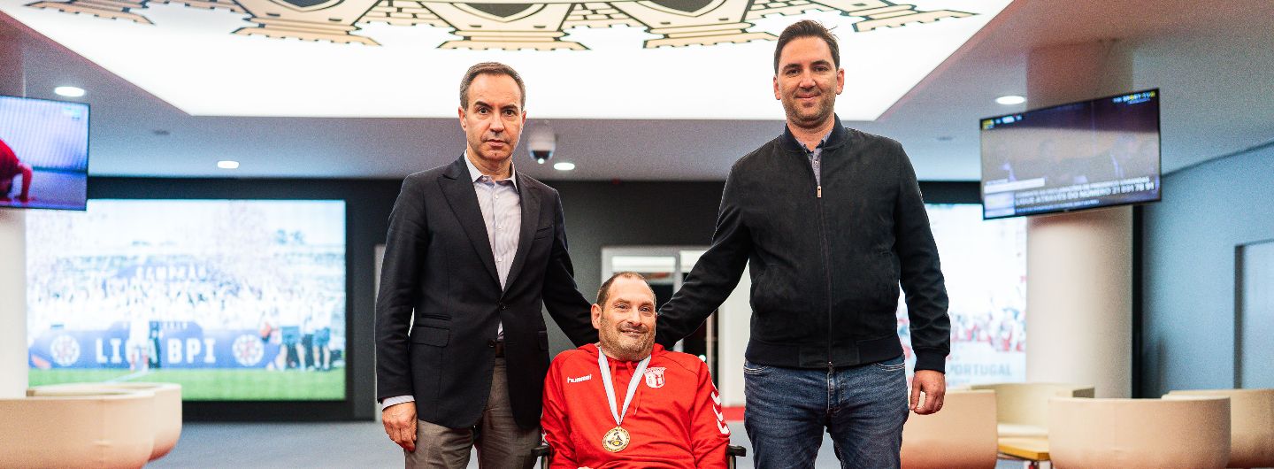 M rio Peixoto oferece medalha da Ta a do Mundo ao SC Braga