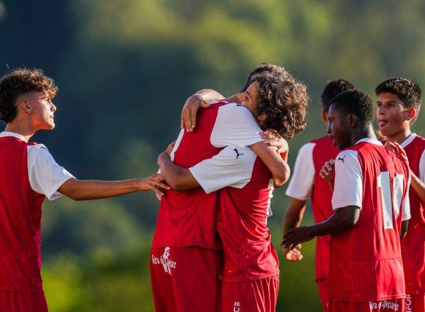 Pai aos 14 anos, brasuca do Aston Villa superou rejeições para vencer no  futebol